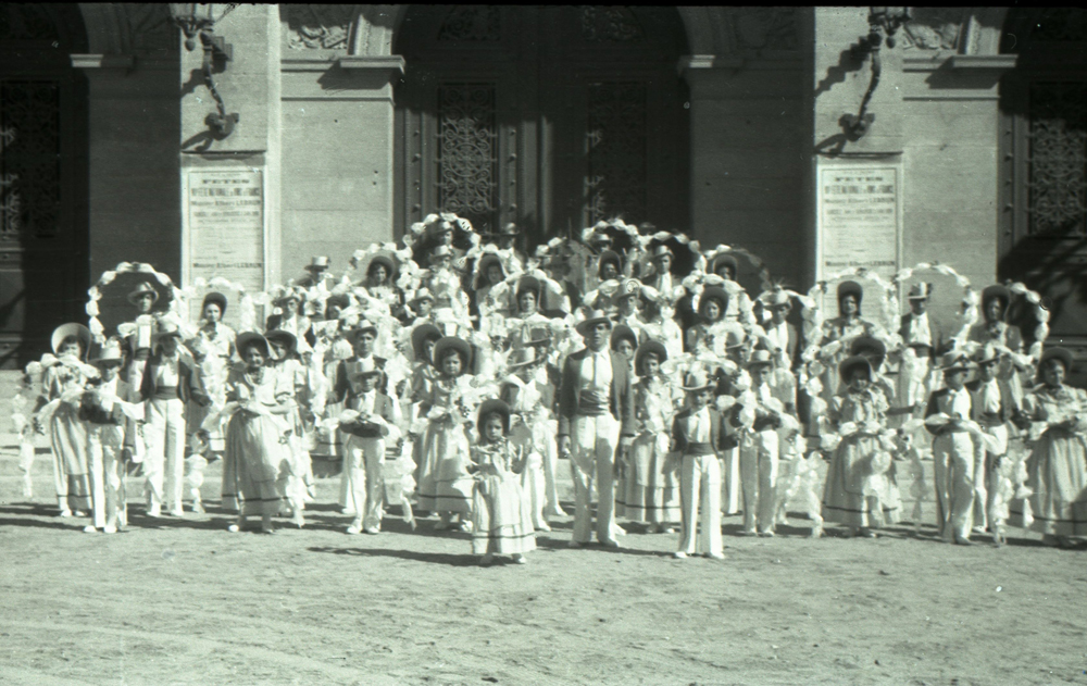 Les Treilleurs de Gabriel Picarel devant le théâtre municipal en 1936